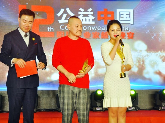 雪村、俞思妍夫妇参加公益盛典 为爱心小天使颁奖收获小粉丝